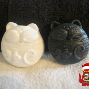 Seife in Form von Katzen Aktivkohle Seife oder Lemongrasöl- Handgeschöpft, schwarz und weiß